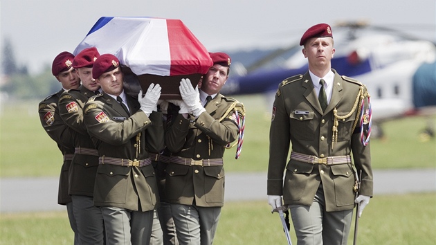 Přílet zesnulého vojáka doprovázel smuteční ceremoniál s vojenskými poctami (5. června 2011) Přílet zesnulého vojáka doprovázel smuteční ceremoniál s vojenskými poctami (5. června 2011)