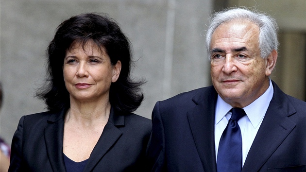 Dominique Strauss-Kahn kráí se svojí manelkou Anne Sinclairovou k soudní budov (6. ervna 2011)