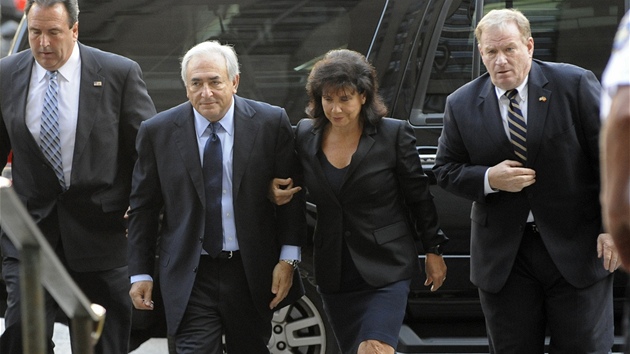 Dominique Strauss-Kahn se svojí manelkou ped soudem na Manhattanu (6. ervna 2011)