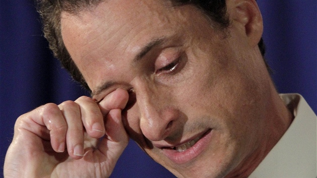Kongresman Anthony Weiner při emotivním projevu, kde přiznal, že poslal studentce snímek svého rozkroku. (6. června 2011) Kongresman Anthony Weiner při emotivním projevu, kde přiznal, že poslal studentce snímek svého rozkroku. (6. června 2011)