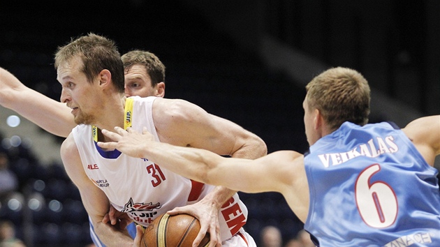 Jiří Černošek (vlevo) z Pardubic je bráněn litevským duem Andrius Šležas a Benas Veikalas z Prostějova. Jiří Černošek (vlevo) z Pardubic je bráněn litevským duem Andrius Šležas a Benas Veikalas z Prostějova.