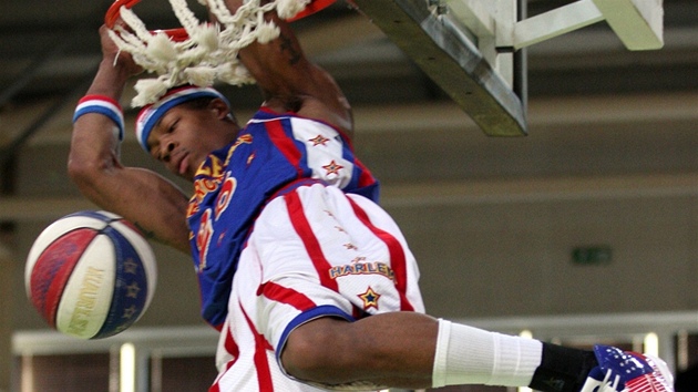 Basketbalisté Harlem Globetrotters bhem exhibice na Slovensku.