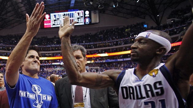 Rozehráva Jason Terry a majitel klubu Mark Cuban (vlevo) slaví výhrou Dallasu ve tvrtém finále NBA. 