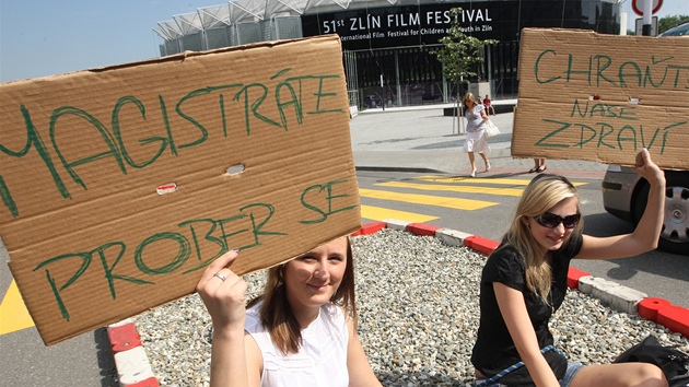 Studenti bojují za nový pechod u UTB ve Zlín. Svázali se uprosted cesty.