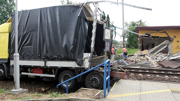 Rychlík narazil do kamionu na pejezdu u Spytihnvi na Zlínsku. (8. ervna 2011)