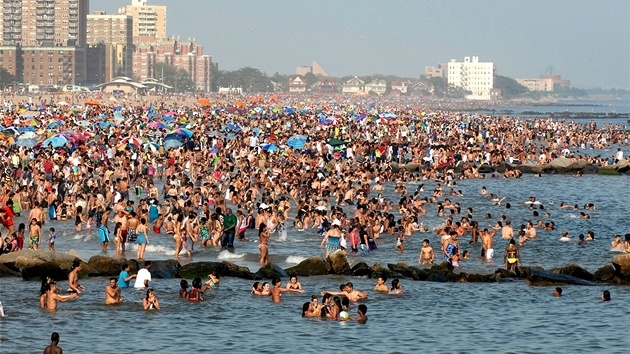 Přeplněná pláž na Coney Islandu v New Yorku Přeplněná pláž na Coney Islandu v New Yorku