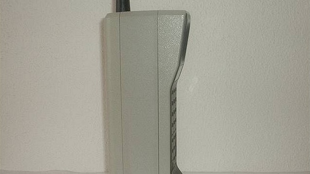 Motorola DynaTAC 8000X - 1983: Motorola DynaTAC 8000X. Drobeek o vze dva kilogramy a s vdr baterie pl hodiny stl v pepotu na esk koruny okolo 100 000. Motorola DynaTAC byla zaloena na analogovm penosu signlu. V Evrop byl nejrozenj standard NMT  Nordic Mobile Telephone. 