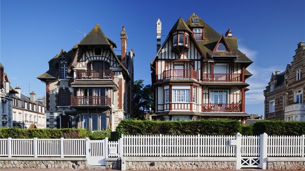 Francouzské letovisko Deauville v Normandii se stalo předlohou uměle vybudovaného luxusního městečka nedaleko Moskvy. Francouzské letovisko Deauville v Normandii se stalo předlohou uměle vybudovaného luxusního městečka nedaleko Moskvy.