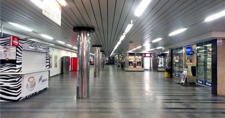 Przdn vestibul stanice metra A Mstek u vstupu smr Mstek.