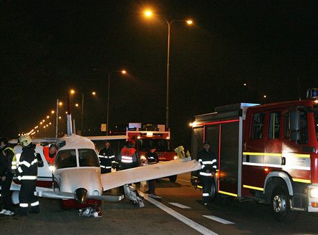 Jednomotorové letadlo muselo kvli technické závad nouzov pistát na silnici mezi Brnem a Svitavami. (14. listopadu 2010)