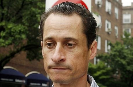 Kongresman Anthony Weiner byl vyzván lídry své strany k rezignaci poté, co poslal jedenadvacetileté dívce fotku svého rozkroku