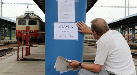 elezniní odborái vyvují na nádraí v Havlíkov Brod informaci o stávce.