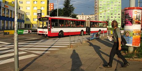 Senior se zranil pi vystupování z tolejbusu na Mendlovo námstí. Ilustraní snímek