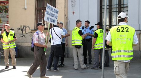 Mtink na podporu stvkujcch odbor ped Hlavnm ndram v Brn. (16. erven 2011)