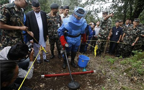 Nepálský premiér Dala Nath Khanal (druhý zleva) sleduje nepálskou vojaku, jak pedvádí itní minových polí poté, co se Nepál zbavil poslední miny. (14. ervna 2011) 