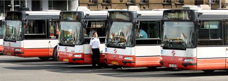 Praský magistrát se zabývá mylenkou, e by autobusové linky místo Dopravního podniku provozovali soukromí dopravci. (Ilustraní snímek)