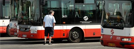 Do míst, kam jezdí jen vlaky, se kraj rozhodl vypravit náhradní autobusovou dopravu (ilustraní snímek).