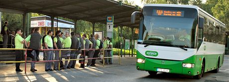 Lidé by jednou mohli v autobusech, MHD i vlacích platit jedinou kartou. Ilustraní foto