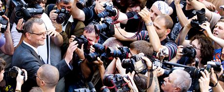 Mezi demonstranty piel ministr financi Miroslav Kalousek, natstí ho od odborá dlila hradba noviná. (16. ervna 2011)