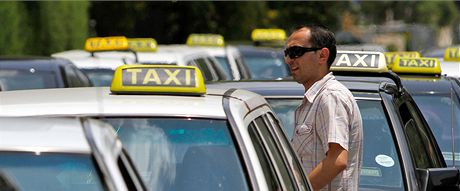Taxikái budou nov za ekání na mstských taflech platit desetikorunu denn. Ilustraní snímek