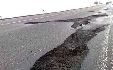 Mráz roztrhal silnice na Kolínsku.
