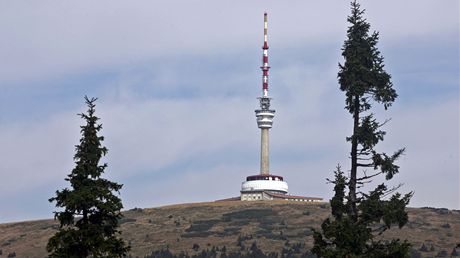 Nejvyí hora Jeseník Pradd s vysílaem na vrcholu