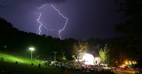 Bouka nad areálem festivalu Zahrada v Námti na Hané na snímku z roku 2008.