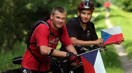 Mladci Michael Dubsk vpravo a David Formnek se pipravuj na cestu na chorvatsk ostrov Peljeac. Absolvuj ji na kolech.