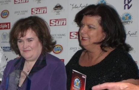 Susan Boyleová a hereka Elaine C. Smithová pi pedávání Skotské ceny za vynikající výsledky