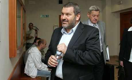 Alexandr Novák míí do soudní místnosti. Snímek z roku 2010.