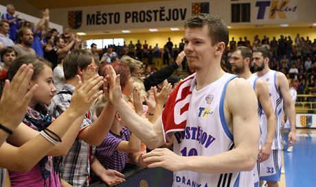 Basketbalisté Prostjova se zdraví s diváky.