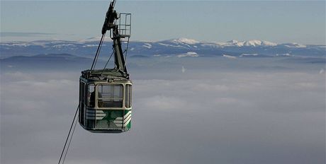 Lanovka na Jetd  Jízda kabinkovou lanovkou na Jetd trvá tyi minuty.