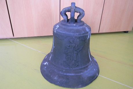 Odcizený zvon z kapliky v Horách na Karlovarsku.
