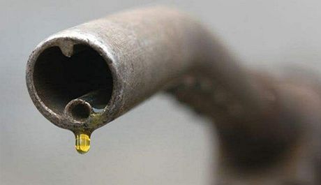 Litr benzinu zlevnil na 27,96 K, litr nafty stojí 25,97 K. Ilustraní foto.