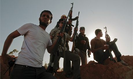 Libyjtí rebelové se zbranmi útoí na jednotky Muammara Kaddáfího