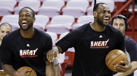 LeBron James (vlevo) a Dwyane Wade lakují bhem tréninku Miami Heat.