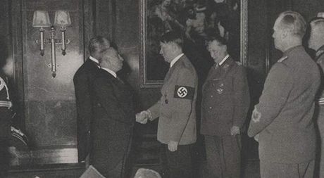 Prezident Hácha a Adolf Hitler pi schzce v ranních hodinách 15. bezna 1939.