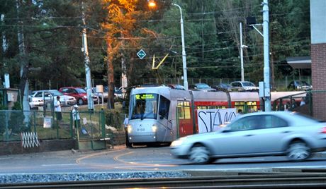 Stvkujc tramvajci ped motolskou vozovnou brzy rno. (16. 6. 2011)