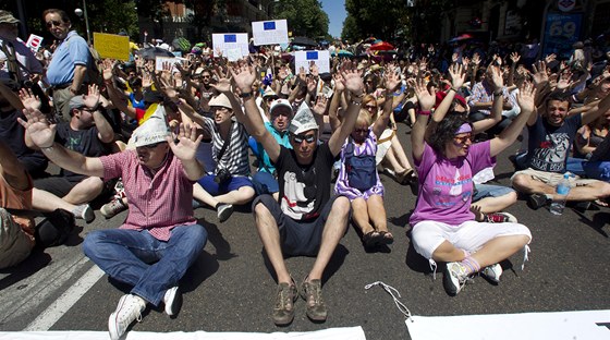 Protesty panl proti Paktu pro euro. (19. ervna 2011)