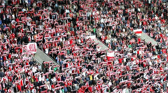 Fanouci Slavie v Edenu. V roce 2013 je v Edenu na jeden veer vystídají píznivci jiných tým.