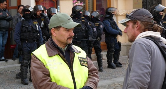 V ulicích budou i lenové policejního antikonfliktího týmu. Ti se budou snait vypjatjí situace uklidnit a vyeit. (Ilustraní snímek)