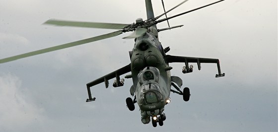 Vrtulník Mi-24 na letecké show v Roudnici nad Labem v roce 2011