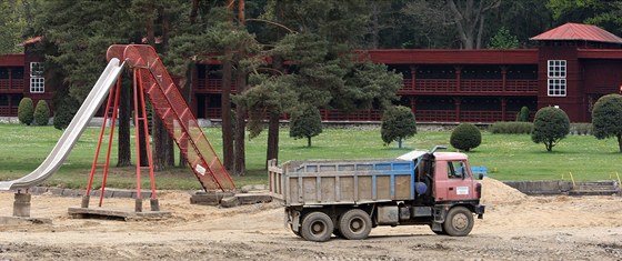 Práce na odbahnní dna rybníku Babylon na Domalicku