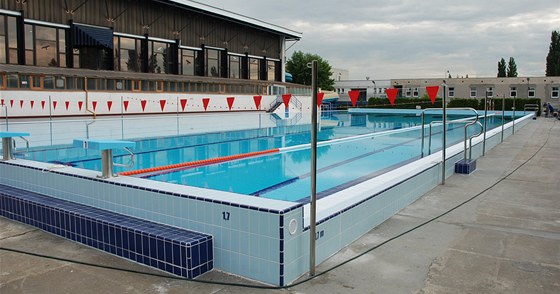 Zrekonstruovaný venkovní bazén plaveckého areálu v Plzni na Slovanech