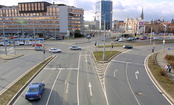 Na kiovatce v Plzni U Jána se moná motoristé zdrí, opravuje se toti zdejí most.