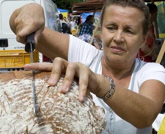 Regionální potravina roku Plzeského kraje - pekaka vra Nmeková krájí svj Víkendový chléb, za který dostala ocenní v kategorii pekaské výrobky