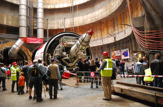 Nov smontovaný razicí stroj Adéla stojí ped budoucím tunelem v montání acht na Vypichu (18. ervna 2011).