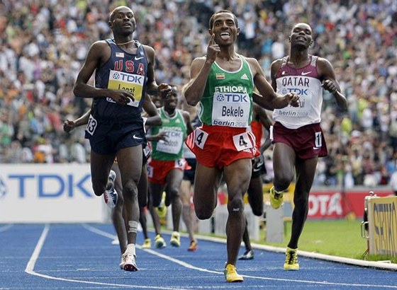 Kenenisa Bekele (uprosted) kompletuje ve finii závodu na 5000 metr své vytrvalecké double z MS v Berlín 2009. Vlevo obhájce titulu Bernard Lagat.