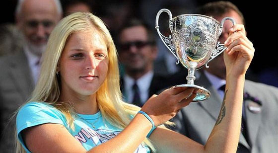 Kristýna Plíková s trofejí pro vítzku dvouhry juniorek ve Wimbledonu