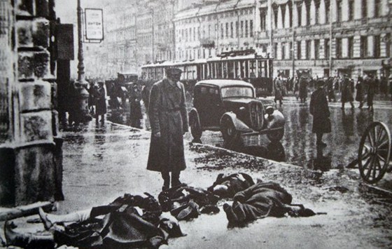 Blokáda Leningradu: mrtví na ulicích msta, podlehli útrapám hladu a zimy.